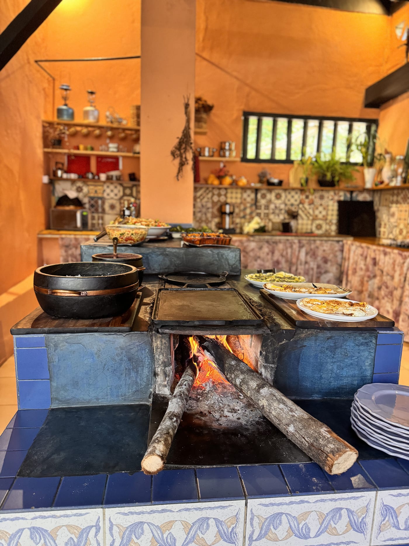 Cozinha da fazenda com o fogão a lenha aceso e o buffet servido